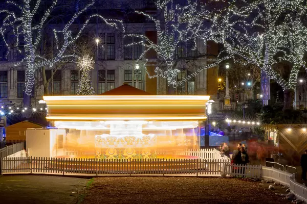 Karussell in London / Carousel in front of Natural History Museum
