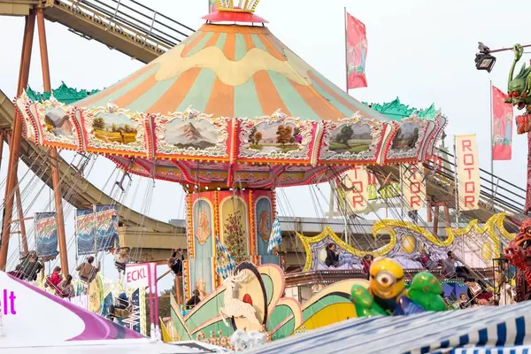Karussell und "Rotor" im Hintergrund - Oktoberfest 2017