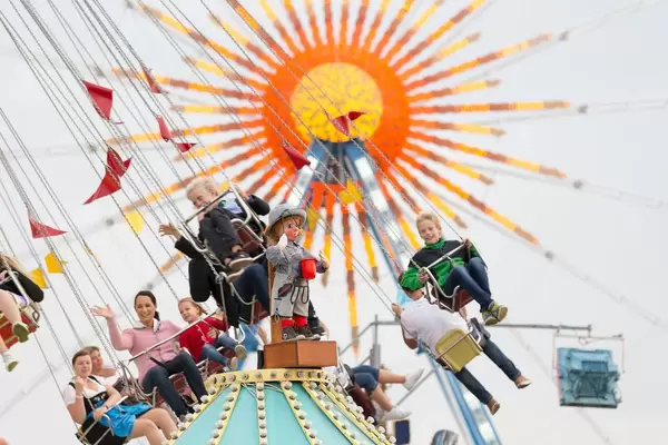 Karussell und Riesenrad im Hintergrund - Oktoberfest 2017