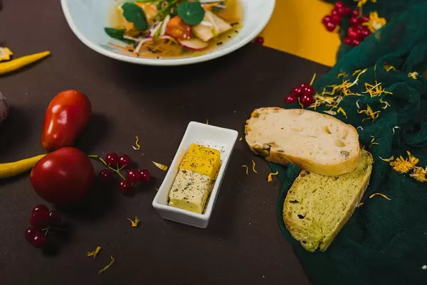Käse, Brot und Gemüse auf dem schwarzen Tisch