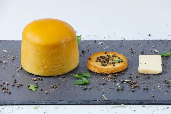 Käse mit Pfeffer und Mais