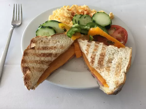 Käse-Sandwich mit Rührei und Gemüse