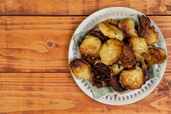 Käsebällchen auf einem Teller, aus der Sicht von oben