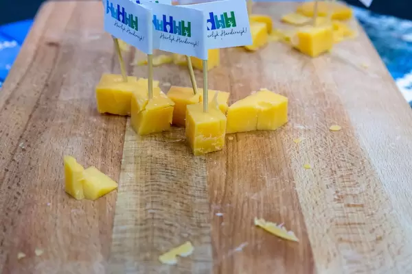 Käsehäppchen mit Fähnchen auf Zahnstocher werben für Ortschaft Harderwijk, Niederlande