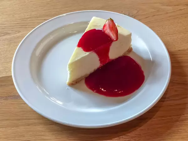 Käsekuchen mit Erdbeere und Sauce