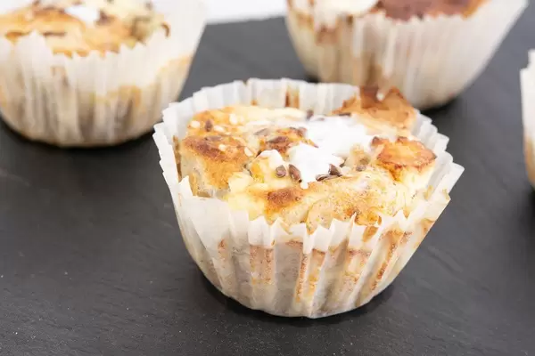 Käsemuffins und Teigmuffins in Förmchen