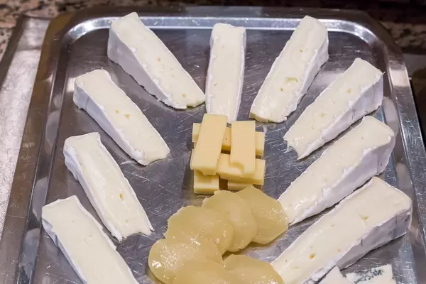 Käseplatte mit Edamer und Brie Käse