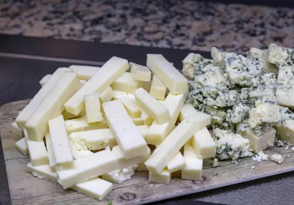 Käsespezialitäten an einem Buffet - Ziegenkäse und Blauschimmelkäse