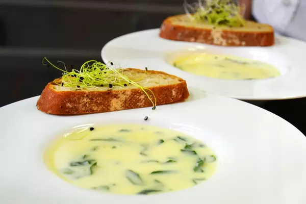 Käsesuppe mit Mikrogreens