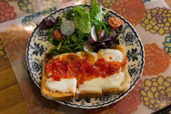 Käsetoast mit scharfer Soße und Salat zu Mittag in Lissabon, Portugal