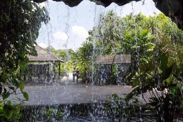 Kaskade in einem Park in Singapur