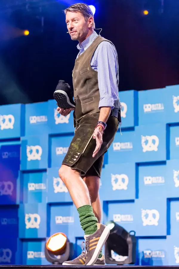 Kasper Rorsted mit individuellen Adidas-Sneakern zur Wiesn