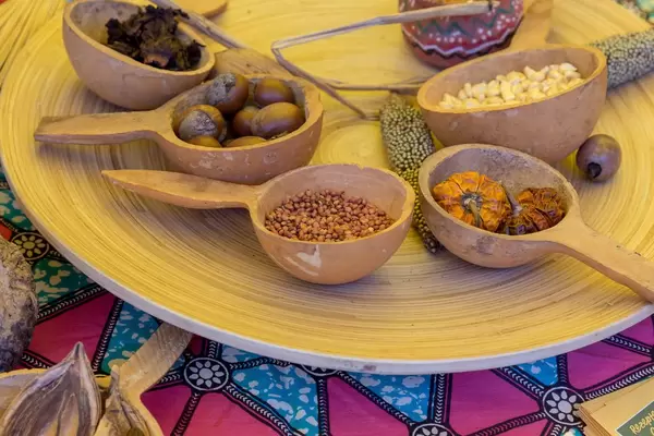 Kastanien, Samen und Korn in altertümlichen Krügen aus Lehm