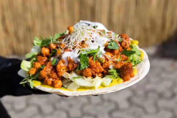 Katchapuni: geröstete Veggie Pita mit Avocado Dip, Blumenkohl, Kirscherbsen, geräucherter Paprika, israelischem Frischkäse und Za'tar Gewürzmischung