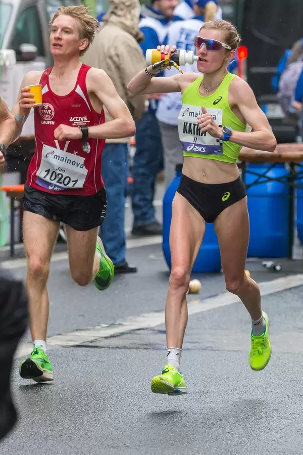 Katha Steinruck erfüllt die Olympia-Norm beim Frankfurt Marathon und knackt ihre Bestzeit