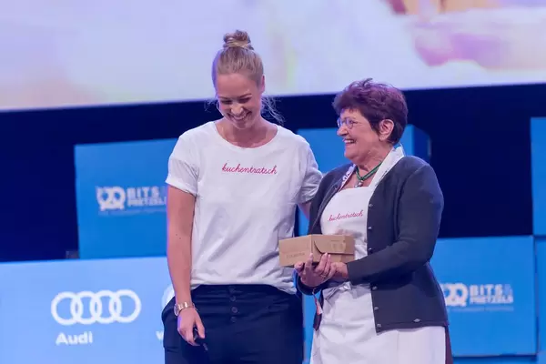 Katharina und Oma Anni von Kuchentratsch lachen bei Ihrer Rede auf der Bühne des Bits & Pretzels Festival in München