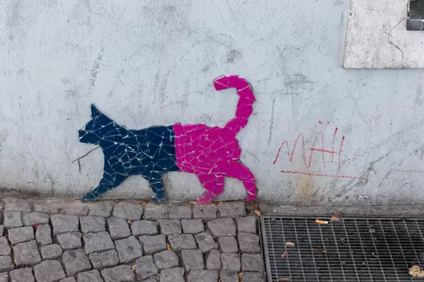 Katze aus bunten Glasscherben