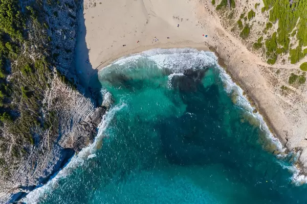 Kaum jemand am Strand. Sommer 2020 auf Mallorca. Cala Torta in der Nähe von Artà. Luftbild