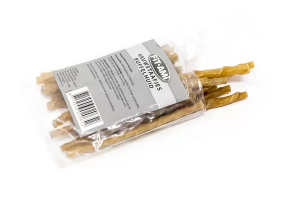 Kaustangen für Hunde aus Büffelhaut in Plastiktüte vor weißem Hintergrund