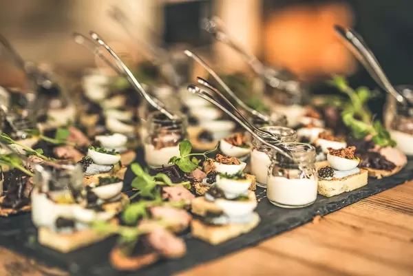 Kaviar-Ei-Vorspeise, angerichtet auf einer schwarzen Steinplatte