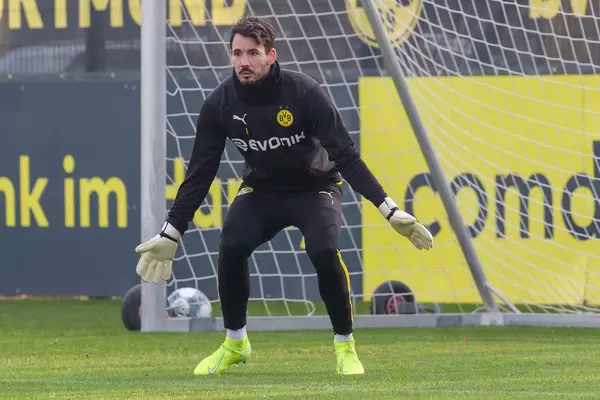Keeper Roman Bürki from Borussia Dortmund ready to defend his goal