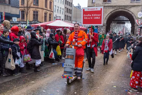 Kehrmännchen vom AWB Köln beim Rosenmontagsumzug am Severinstorburg