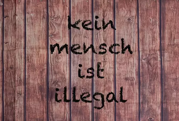 Kein Mensch ist illegal geschrieben auf einer Holzplatte