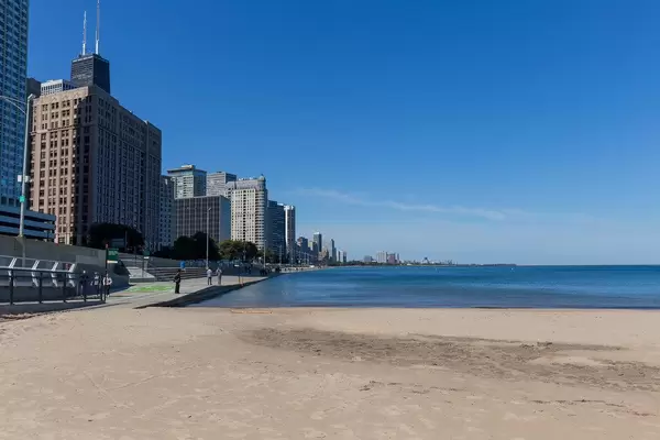 Keine Menschen am Strand beim Ohio Street Beach in Chicago an einem sonnigen Tag in Oktober