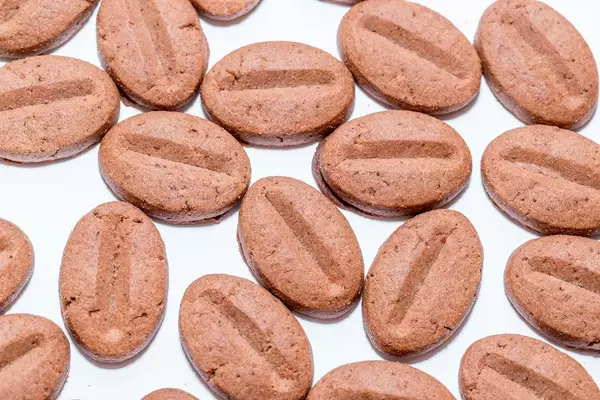 Kekse in Form von Kaffeebohnen auf weißem Hintergrund