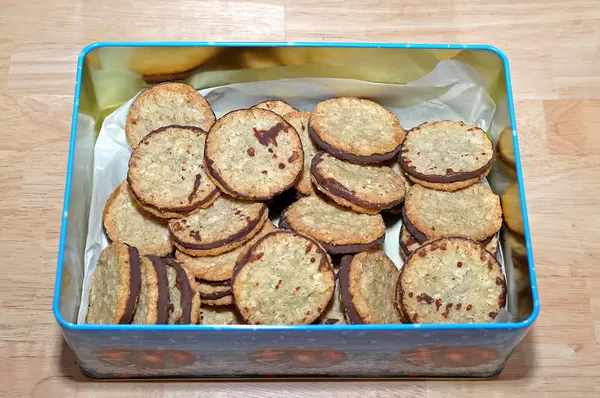 Kekse in Weihnachtsdose