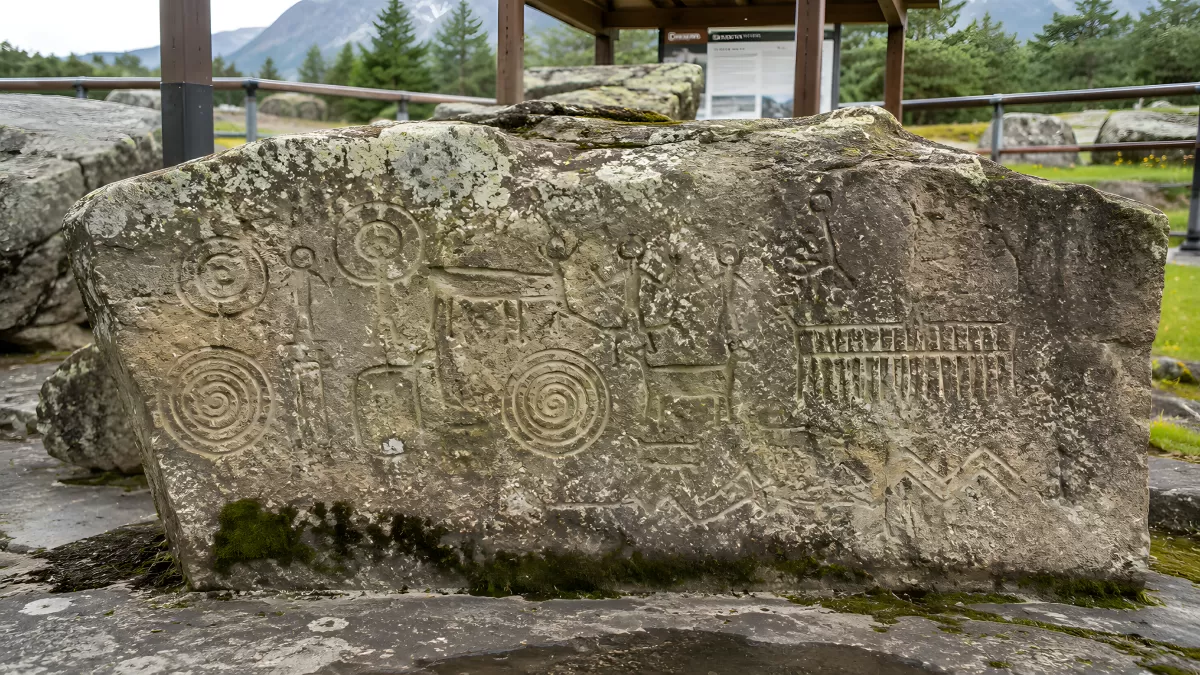 Keltischer Piktenstein mit Spiralen und Ritzzeichnungen