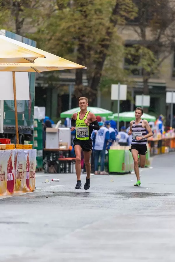 Kenny an der Bizzl Verpflegungsstation beim Frankfurter Marathon