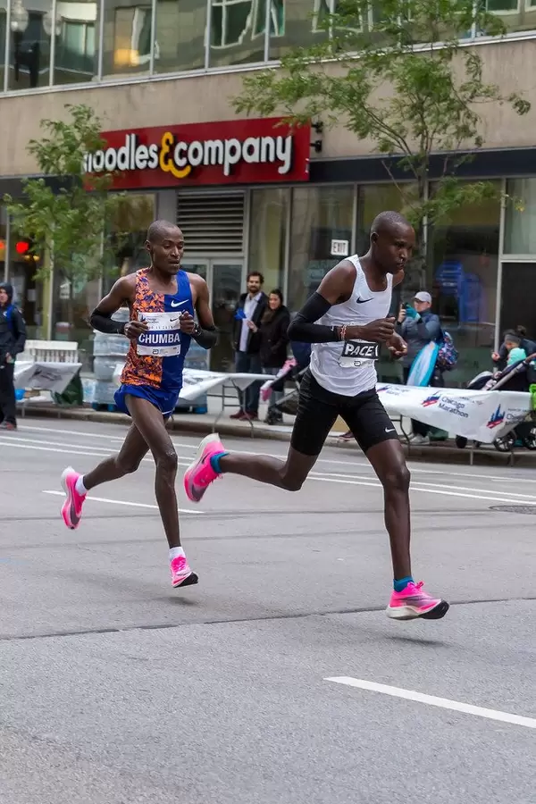 Kenyan Dickson Chumba running the 2019 Chicago Marathon in blue-orange Nike outfit and Nike ZoomX Vaporfly Next% shoes