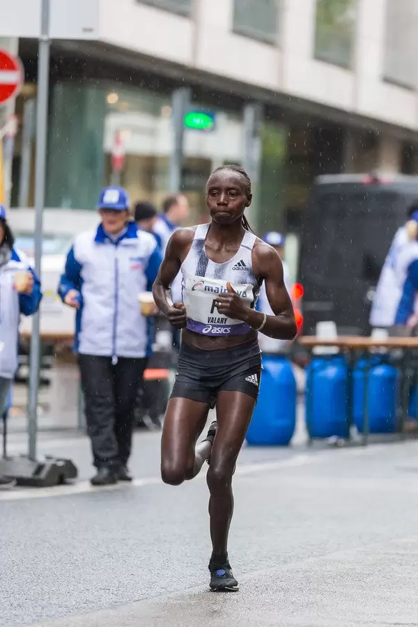 Kenyanerin Valary Jemeli gewinnt den Frankfurt Marathon 2:19:10
