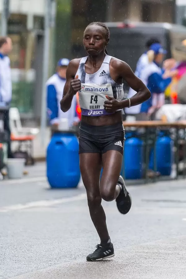 Kenyanerin Valary Jemeli gewinnt den Frankfurt Marathon bei den Frauen auf der Strecke im Regen