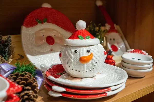 Keramik-Geschirr in Weihnachts-Design wie Teller als Weihnachtsmann oder ein Keramikgefäß mit Deckel als Schneemann zum Verkauf in einem Laden