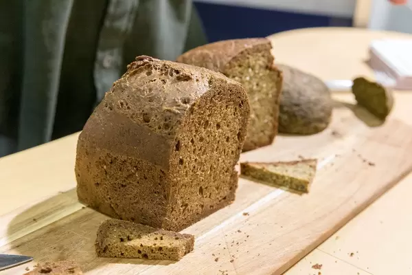 Ketobrot, das Omega3 Brot auf einer Holz-Schneidebrett an Fibo-Messe Köln