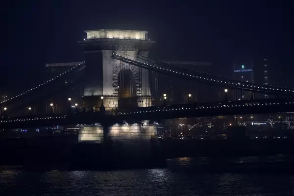 Kettenbrücke in Budapest bei Nacht, erbaut von Graf István Széchenyi