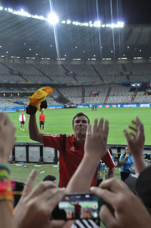 Kevin Großkreutz wirft Fans sein Trikot zu - Fußball-WM 2014, Brasilien