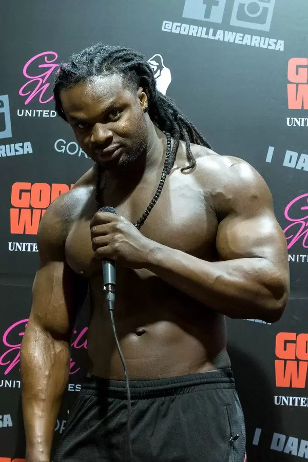 Kevin Osazee Athlet spricht an der Fibo-Messe Köln