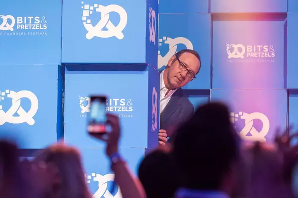 Kevin Spacey betritt vorsichtig die Bühne