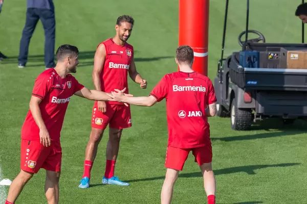 Kevin Volland, Karim Bellarabi und Fußballspieler mit Tattoo beim Fußballtraining