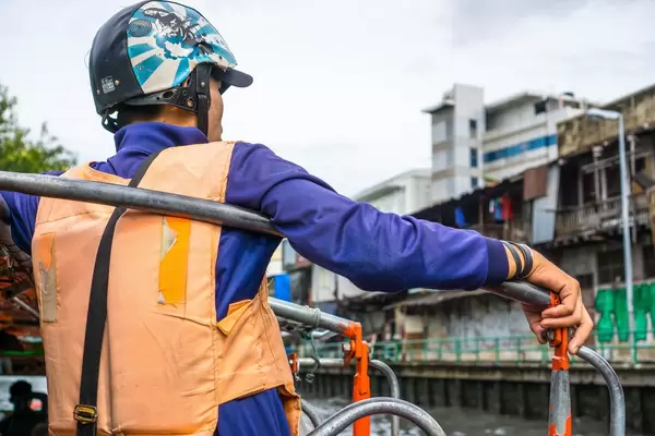 Khlong Saen Saep Ticket Staff