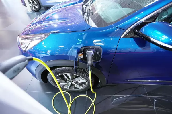 Kia Niro Plug-in-Hybrid-Elektrofahrzeug bei einer Ladstation auf der Automesse in Bukarest