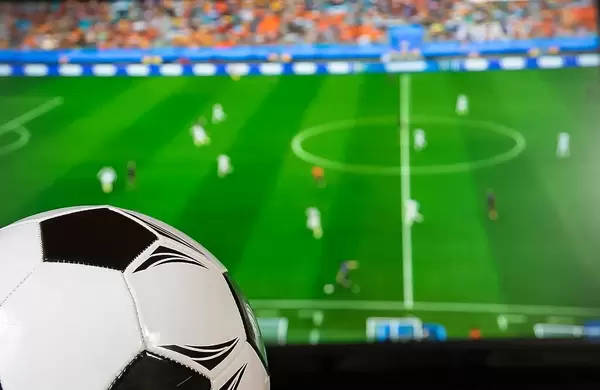 Kicker-Hobby mit Lederball und Fußballspiel im Fernsehen