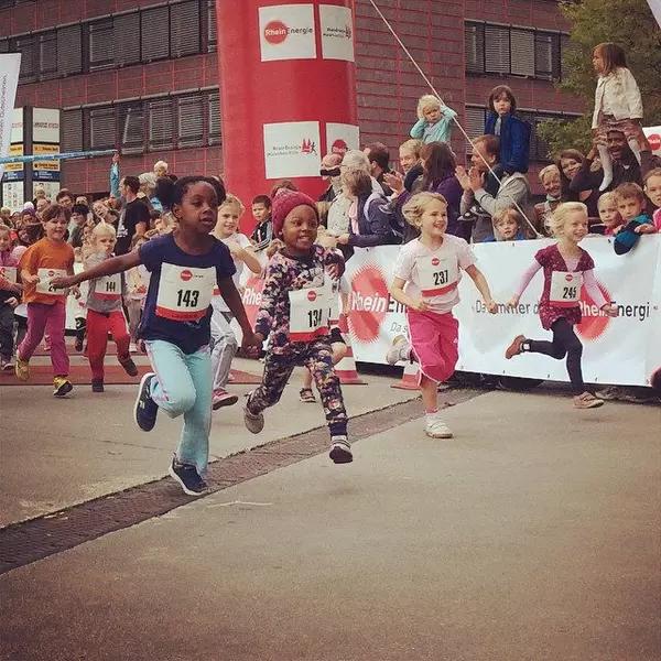 Kids are doing it right. :-) #koelnmarathon #marathon #running #kids #fun #love #peace #sports