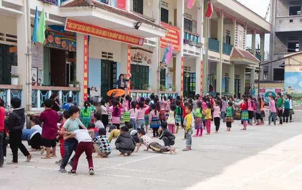 Kids  Waiting in Line at  School Sapa Vietnam .CR2 (Flip 2019)