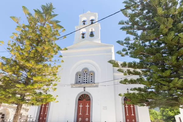 Kiefern vor dem Eingang der Kirche Panagia Protothronos in Halki, Naxos, Griechenland