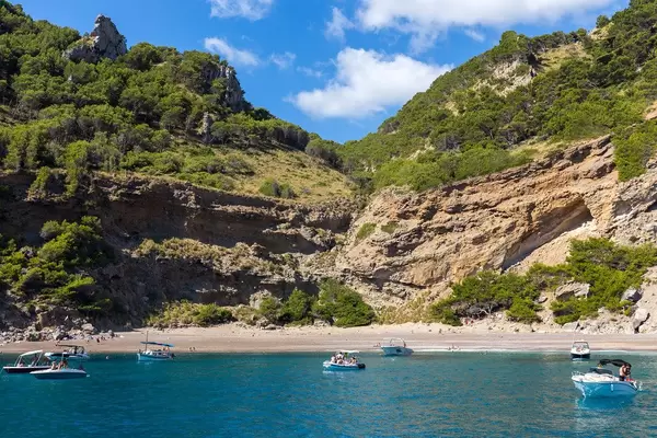 Kieselstrand bei Alcúdia auf Mallorca: Platja des Coll Baix, am besten mit dem Boot zu erreichen