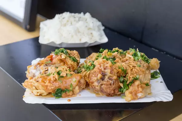 Kikeriki Wings mit Erdnusssoße, frischen Kräutern und Jalapeños